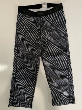 Nike Black & White Wavy Print Capri Leggings woman’s size L Dri fit